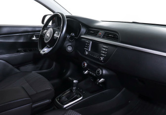 Подержанный автомобиль Kia Rio Sedan 2017 года (10 фото)