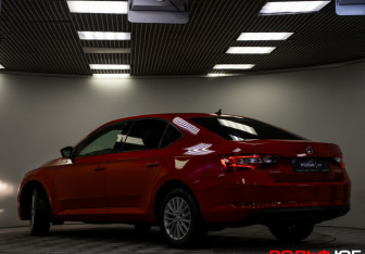 Подержанный автомобиль Skoda Superb Liftback 2016 года (19 фото)