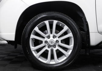 Подержанный автомобиль Toyota Land Cruiser Prado 2015 года (20 фото)
