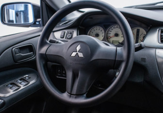 Подержанный автомобиль Mitsubishi Lancer Sedan 2006 года (14 фото)