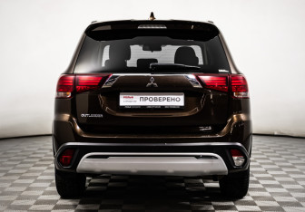 Подержанный автомобиль Mitsubishi Outlander 2021 года (6 фото)
