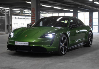 Подержанный автомобиль Porsche Taycan 2021 года (32 фото)