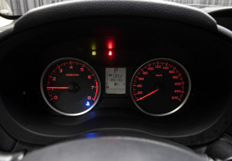 Подержанный автомобиль Subaru XV 2012 года (13 фото)