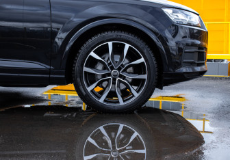 Подержанный автомобиль Audi Q7 2016 года (11 фото)