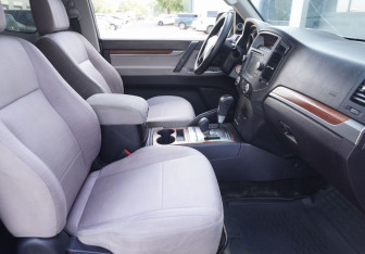 Подержанный автомобиль Mitsubishi Pajero 2009 года (11 фото)