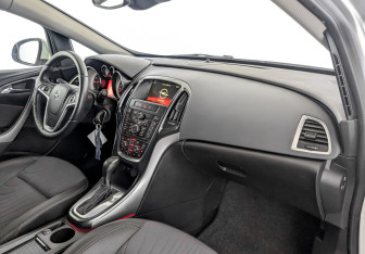 Подержанный автомобиль Opel Astra Sedan 2014 года (11 фото)