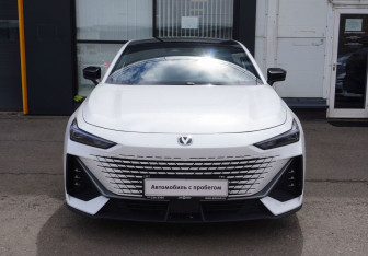 Подержанный автомобиль Changan UNI-V 2023 года (2 фото)