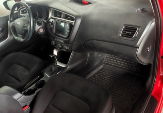 Подержанный автомобиль Kia Ceed Hatchback 2016 года (11 фото)