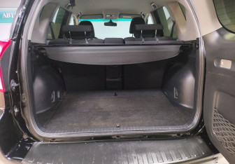 Подержанный автомобиль Toyota RAV4 2011 года (14 фото)