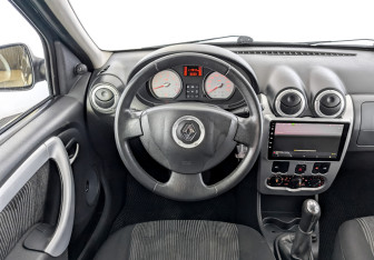 Подержанный автомобиль Renault Logan Sedan 2013 года (21 фото)