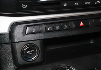 Подержанный автомобиль Peugeot Traveller 2018 года (25 фото)