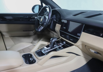 Подержанный автомобиль Porsche Cayenne 2020 года (9 фото)
