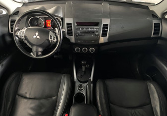 Подержанный автомобиль Mitsubishi Outlander 2007 года (9 фото)