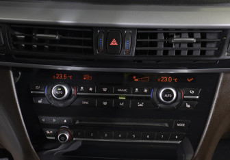 Подержанный автомобиль BMW X5 2015 года (18 фото)