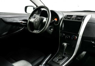 Подержанный автомобиль Toyota Corolla Sedan 2012 года (7 фото)