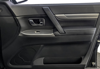 Подержанный автомобиль Mitsubishi Pajero 2015 года (25 фото)