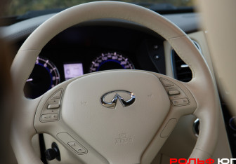 Подержанный автомобиль Infiniti QX50 2015 года (12 фото)