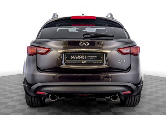 Подержанный автомобиль Infiniti QX70 2016 года (6 фото)