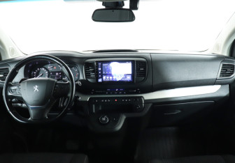 Подержанный автомобиль Peugeot Traveller 2021 года (12 фото)