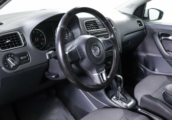 Подержанный автомобиль Volkswagen Polo Hatchback 2011 года (12 фото)