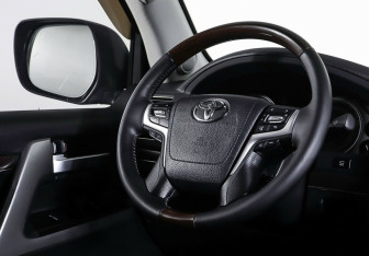 Подержанный автомобиль Toyota Land Cruiser Suv 2016 года (12 фото)
