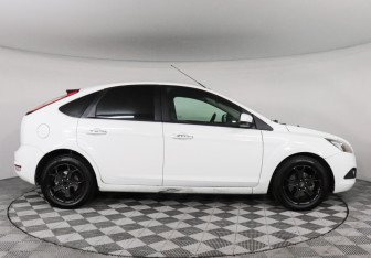 Подержанный автомобиль Ford Focus Hatchback 2011 года (4 фото)
