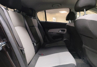 Подержанный автомобиль Chevrolet Cruze Hatchback 2014 года (13 фото)