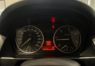 Подержанный автомобиль BMW X1 2013 года (15 фото)