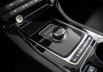 Подержанный автомобиль Jaguar XE 2016 года (12 фото)