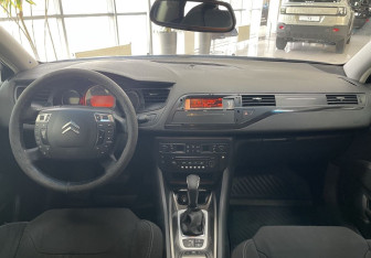 Подержанный автомобиль Citroen C5 Sedan 2010 года (10 фото)