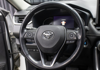 Подержанный автомобиль Toyota RAV4 2020 года (17 фото)