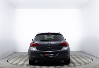 Подержанный автомобиль Opel Astra Hatchback 2011 года (6 фото)