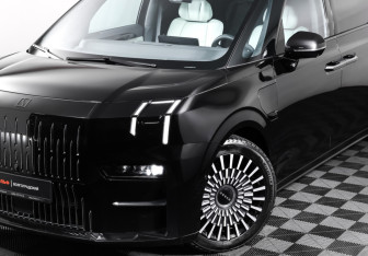 Подержанный автомобиль Zeekr 009 2023 года (30 фото)