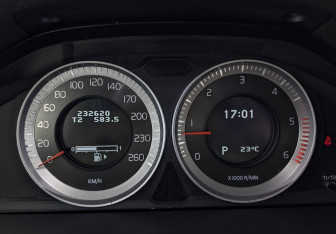 Подержанный автомобиль Volvo XC70 2011 года (16 фото)