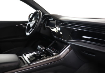 Подержанный автомобиль Audi Q8 2018 года (9 фото)