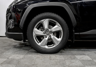 Подержанный автомобиль Toyota RAV4 2019 года (18 фото)