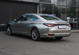 Подержанный автомобиль Lexus ES 2025 года (6 фото)