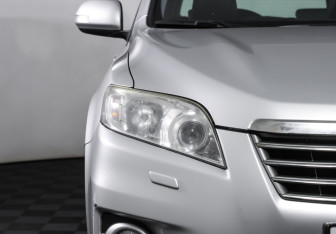 Подержанный автомобиль Toyota RAV4 2012 года (22 фото)