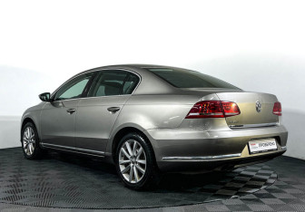 Подержанный автомобиль Volkswagen Passat Sedan 2012 года (7 фото)