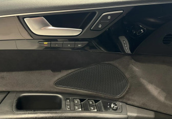 Подержанный автомобиль Audi A8 2015 года (21 фото)
