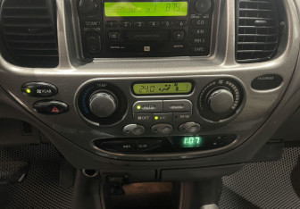 Подержанный автомобиль Toyota Sequoia 2002 года (14 фото)