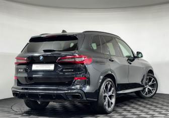 Подержанный автомобиль BMW X5 2021 года (2 фото)