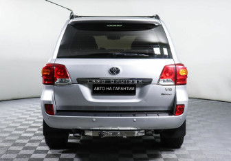Подержанный автомобиль Toyota Land Cruiser Suv 2012 года (4 фото)