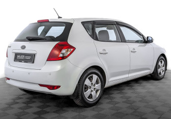 Подержанный автомобиль Kia Ceed Hatchback 2010 года (5 фото)
