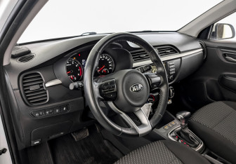 Подержанный автомобиль Kia Rio Sedan 2020 года (16 фото)