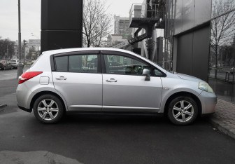 Подержанный автомобиль Nissan Tiida Hatchback 2010 года (4 фото)