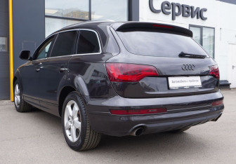 Подержанный автомобиль Audi Q7 2010 года (7 фото)