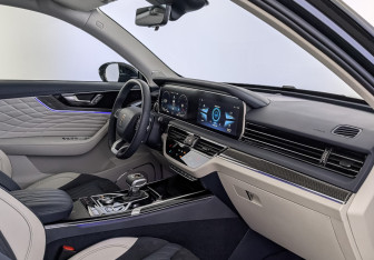 Подержанный автомобиль Hongqi HS5 2023 года (13 фото)