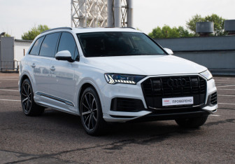 Подержанный автомобиль Audi Q7 2021 года (3 фото)