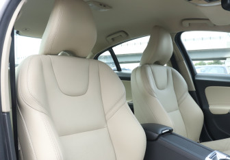 Подержанный автомобиль Volvo S60 2017 года (14 фото)